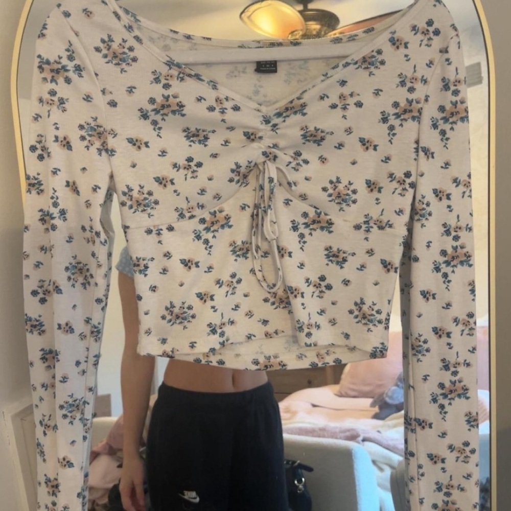 SHEIN Cream Floral Long Sleeve Crop Top